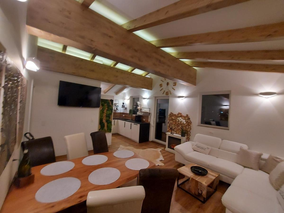 شقة Auszeit Steiraland Penthouse 9 Mit Grossen Balkon Und Parkplatz لوبن المظهر الخارجي الصورة